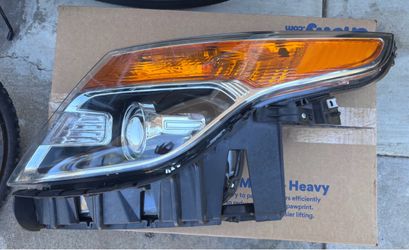 2011’- 2015’ Ford Explorer Left Driver Side Headlight Halogen USED