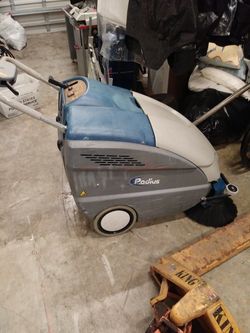 Radius floor scrubber