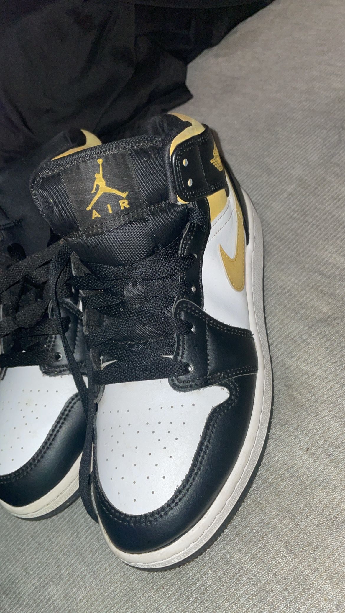 Jordan 1 Mid Black