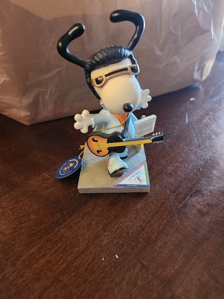 Brand New Peanuts on Parade Snoopy Love Me Tender Figurine