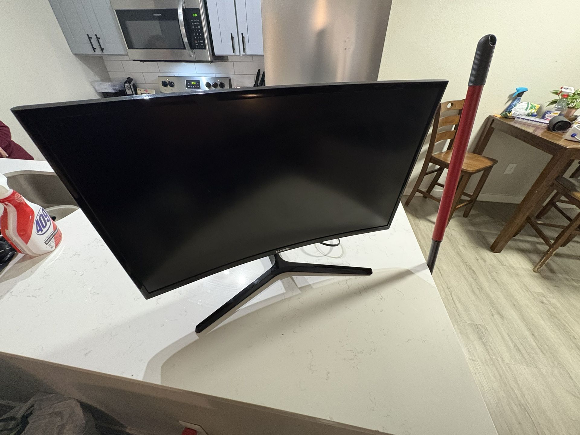 SAMSUNG 27” Curved Screen Monitor