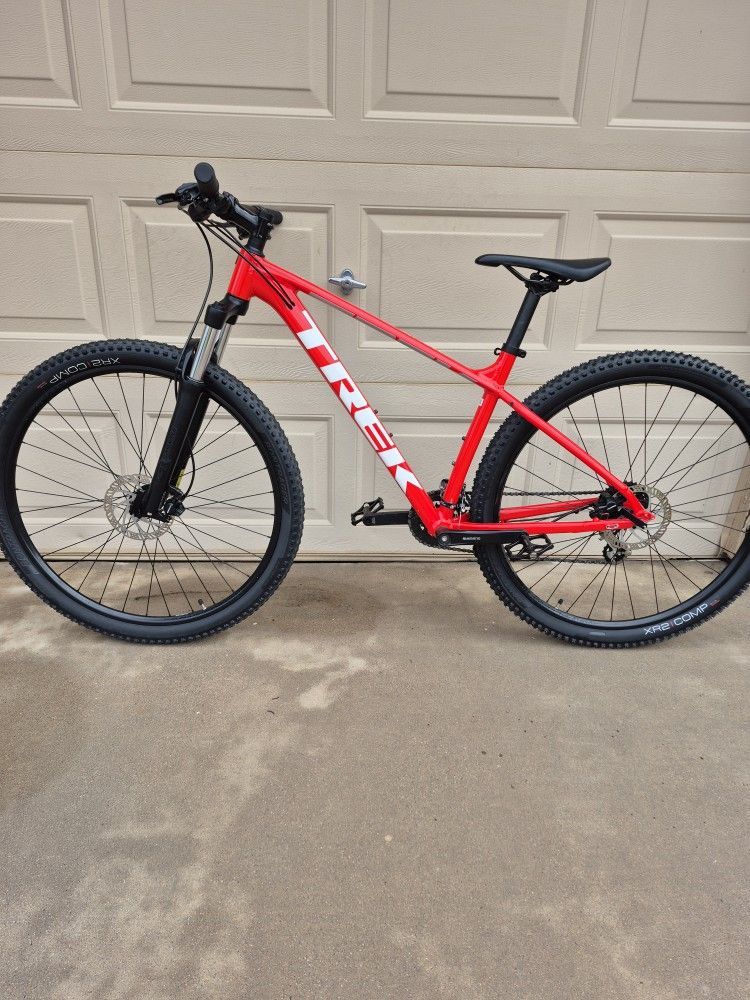 TREK MARLIN 5 MOUNTAIN BIKE, 29ER (M/L FRAME)
