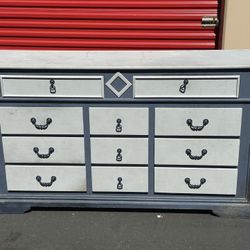 Nice - 11 Drawers - Dresser