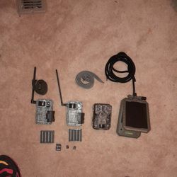 Trail Cameras , Solar Charger 3 Memory Cards 