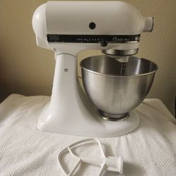KitchenAid Classic Plus Mixer With Bowl An Accessory. See Pictures For Details.