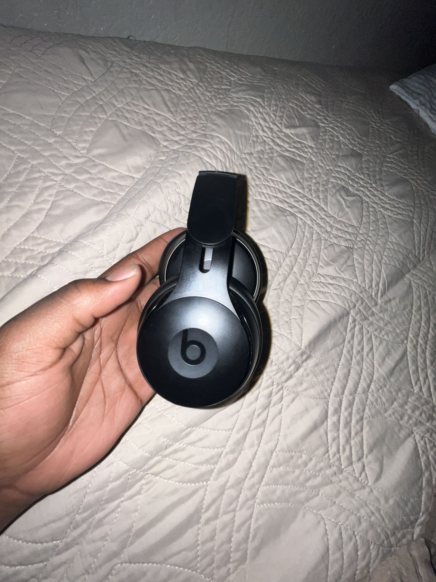 Beats Solo Pro!!! Doesn’t Come With The Box It Takes iPhone Charger to Charge!!!