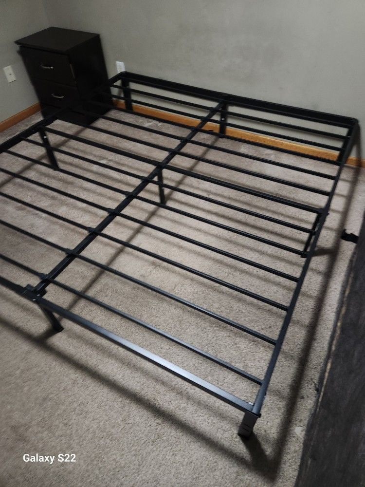 King SIZE PLATFORM METAL BEDFRAME /2 TWIN SIZE Box Springs