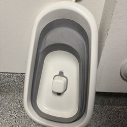 Pottery Barn Kids- Newborn/toddler Hanging Bathtub 