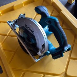 Cordless Makita Circular Saw W/ Blade