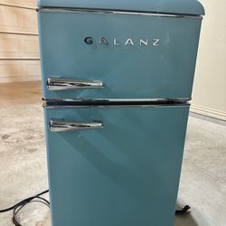 Galanz 3.1 cu ft Retro mini fridge with separate freezer