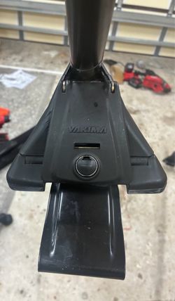 Yakima Q Towers roof rack with rails and pads Yakima Q Towers roof rack with rails and pads