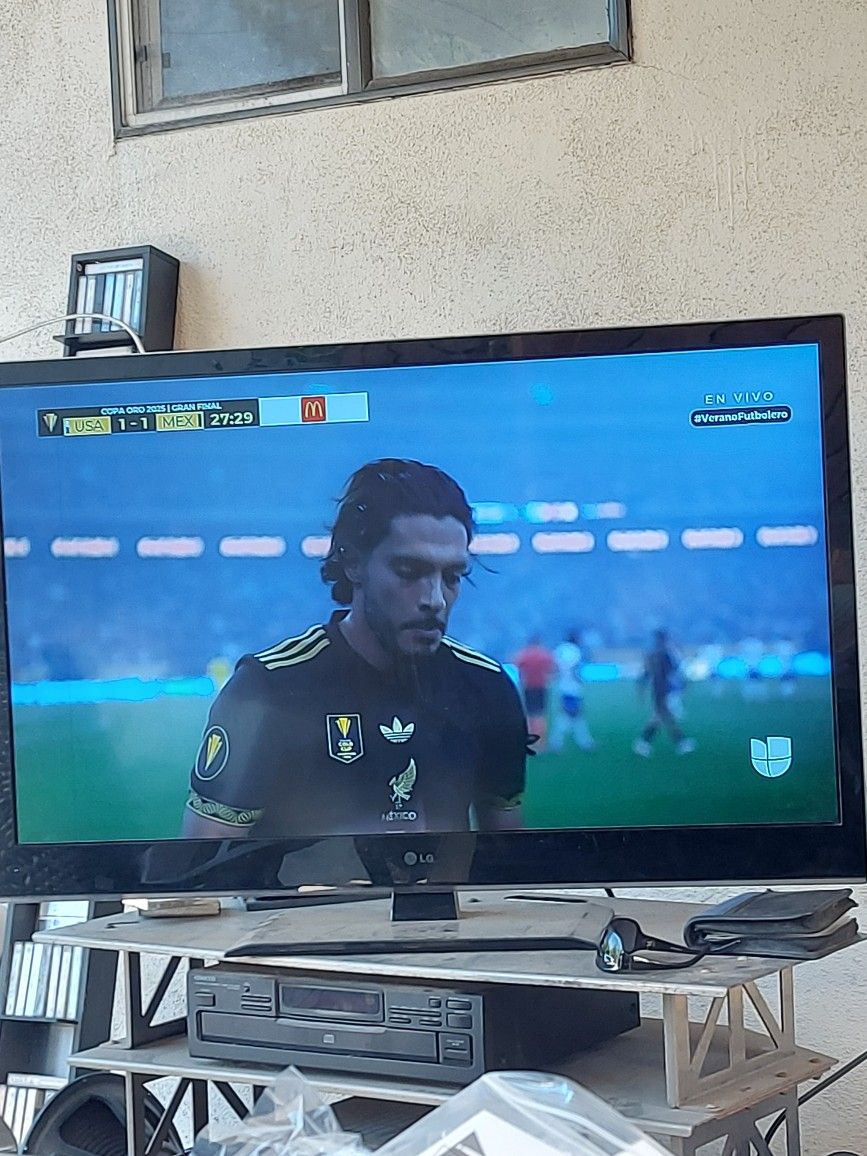 esta en buenas condiciones es una LG la medida es de 50 pulgadas nesesita el control pido 50 fijos
