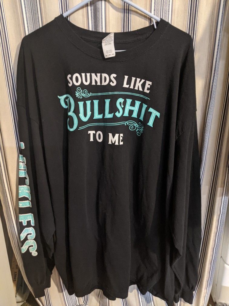 Men's sz 3X but I think might fit like 2X, you're welcome to meet try on, Women, I know we could also wear this shirt lol