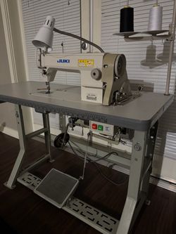 JUKI DDL-5550N Industrial Sewing Machine w/ Table & Pedal