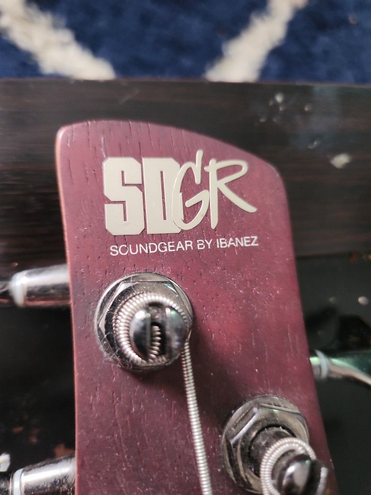 SDGR Sr505 Ibanez 5 string Bass