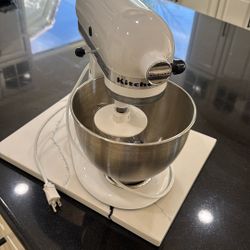 White Kitchen Aid Lift Excellent Condition With Bowling Into Attachments 101 In Scottsdale