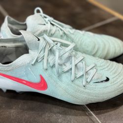 Men’s Nike Phantom GX2 Mad Energy Pack Cleats  ***Size 8***