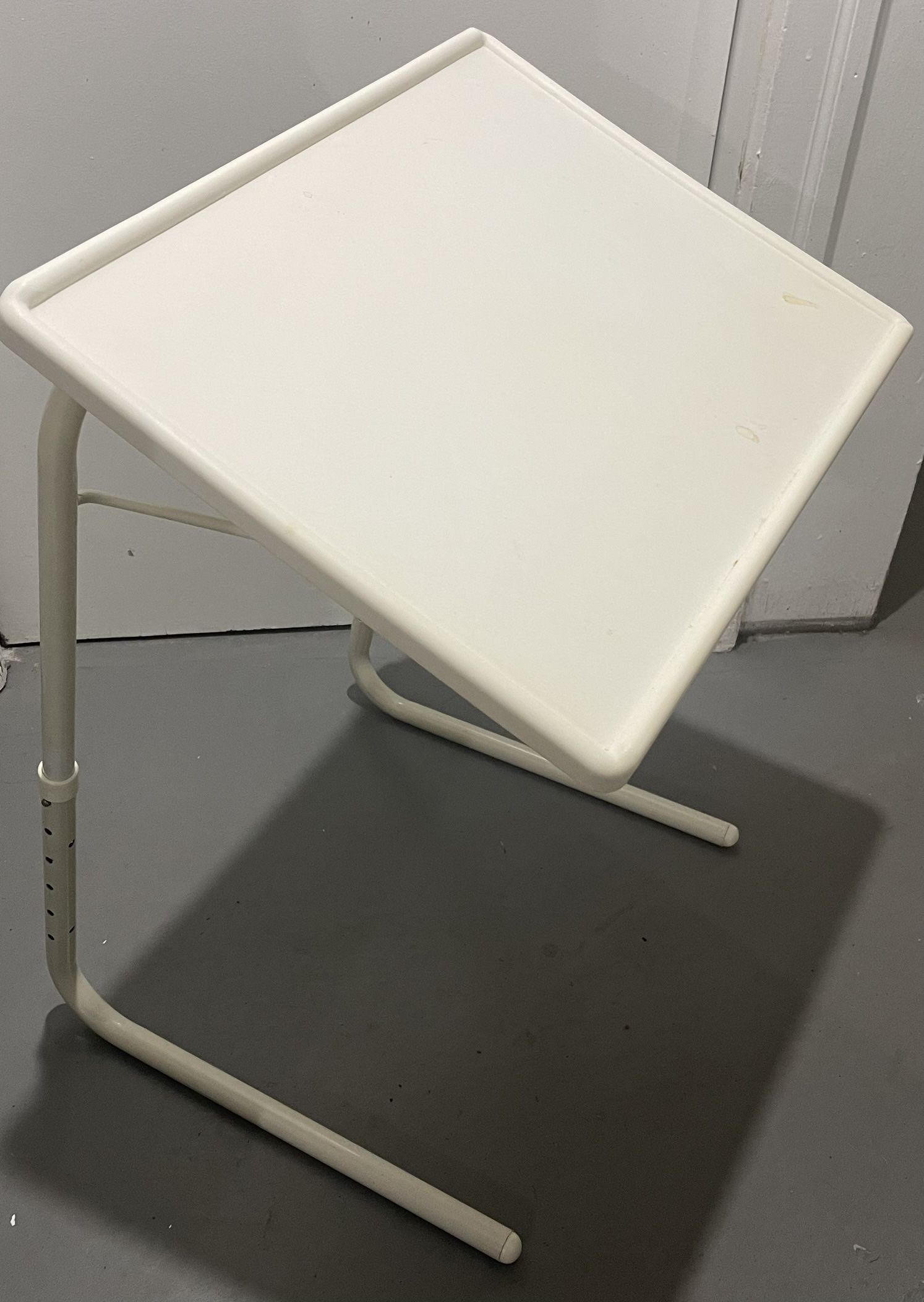 Folding table