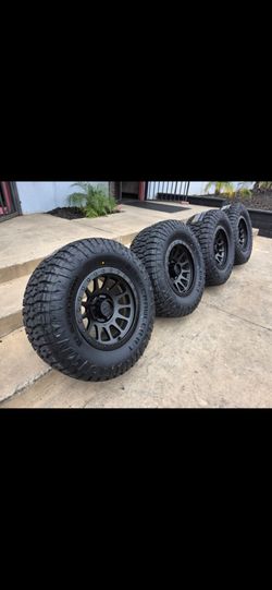 17" LOCK w- 33" Tires