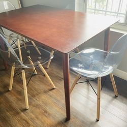 Mesa de Comedor con 4 Sillas Acrílicas 