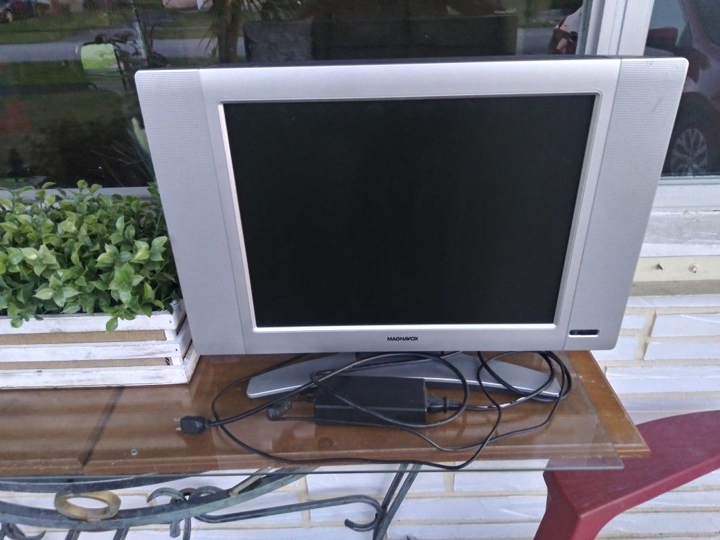 20 inch Magnavox computer monitor
