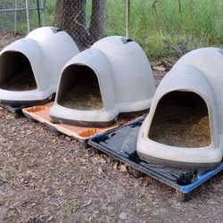 Ex-Lg Igloo Style Dog House / Livestock Shelter