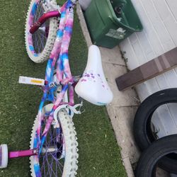 NEW BIKE FOR  KIDS 18INCH NEW  NEVER USED VERY GOOD CONNDISHIN