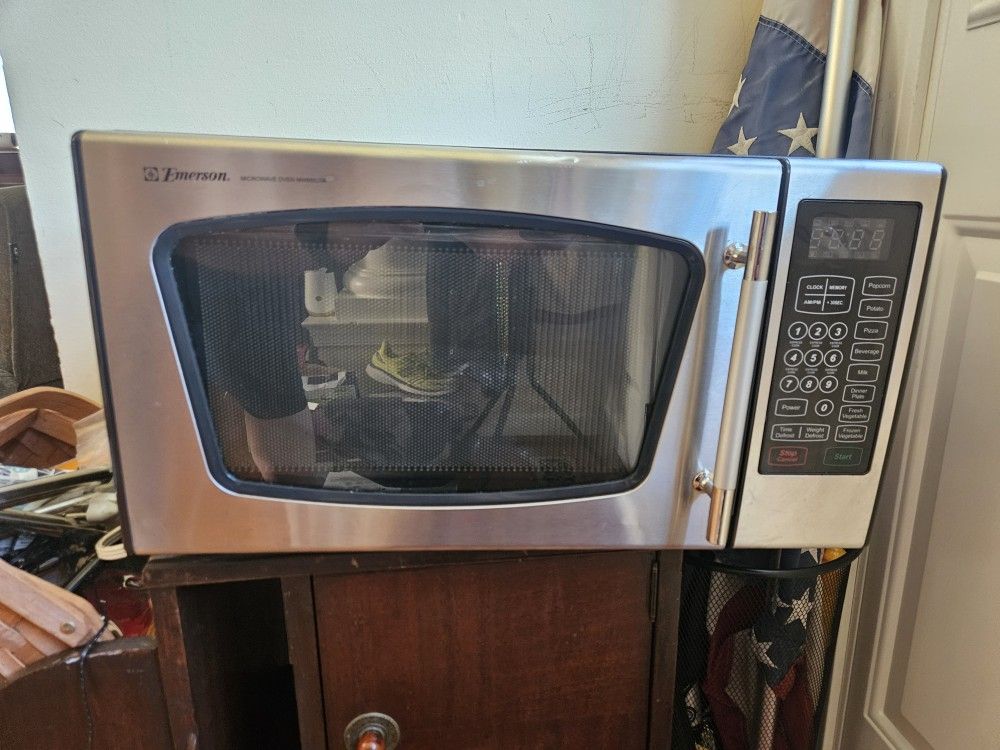 Countertop Emerson 0.9cu ft Microwave