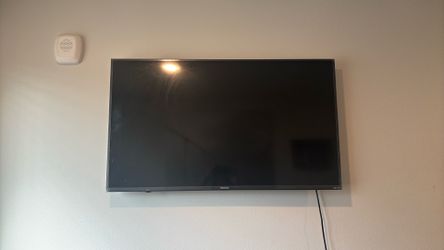 Hisense 55inch Roku TV with Mount Included