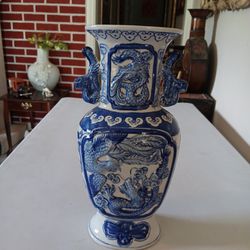 Beautiful Chinese Porcelain Dragon 🐉 Vase.