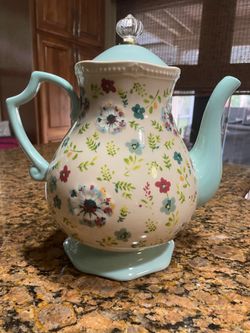 Pioneer woman, stoneware tea pot, in the "Kari" collection. Beautiful floral pattern with blue accents