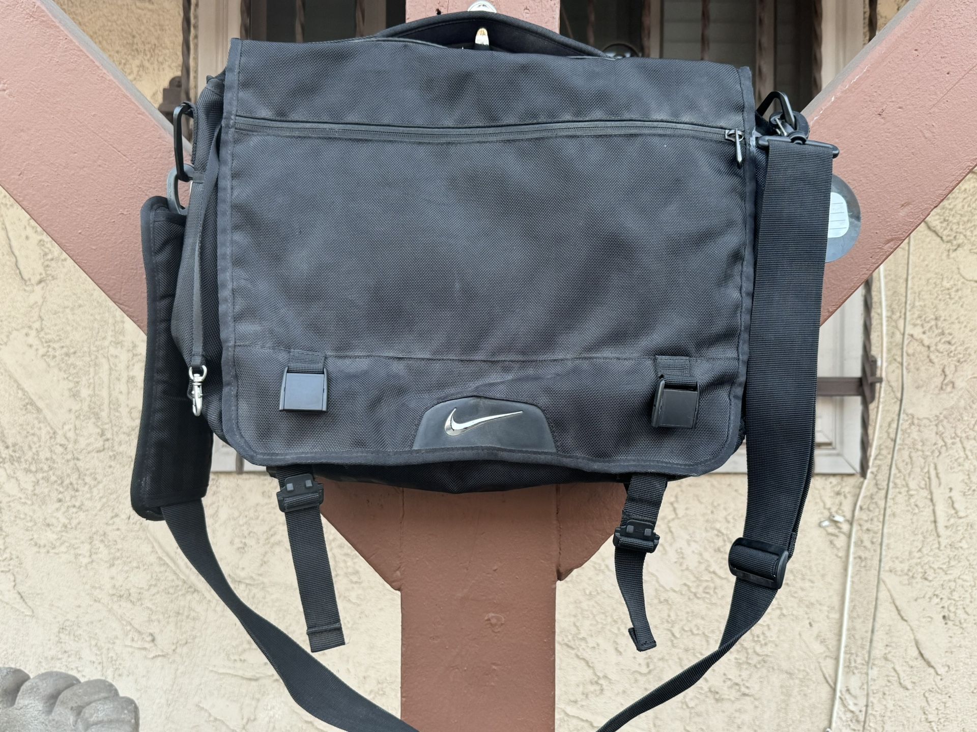NIKE BLACK BRIEFCASE LOGO MESSENGER BAG NIK SPORTWEAR ESSENTIALS ACCESSORY