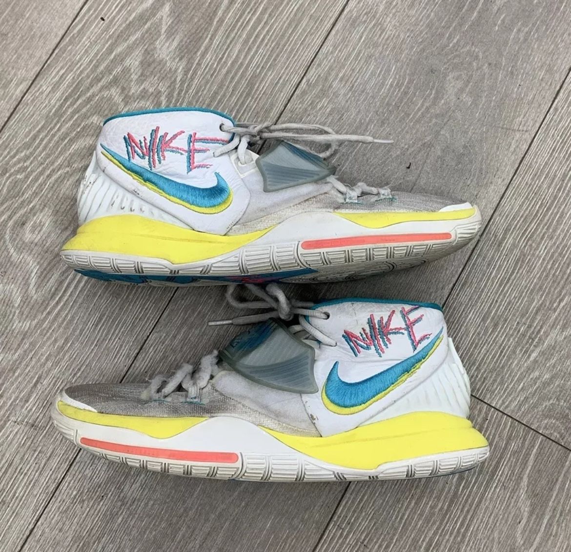 Kyrie 'Neon Graffiti' Size