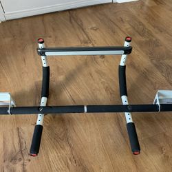Pull 🔝 Up Door Work Out 🏋🏻‍♂️ Equipment Almost New As Well 