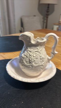 Small pícher and bowl