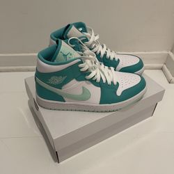 Nike Air Jordan 1 Mid Size 9 New