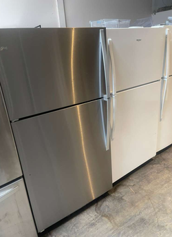 Deal: Stainless Frigidaire top-mount fridge — adjustable shelves