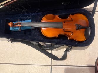 Bellafina entry-level violin with case does need new strings for the bow
