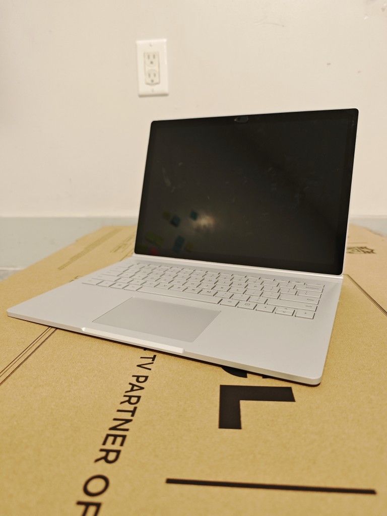 Microsoft Surface Book 1 (i7 + 8GB RAM)