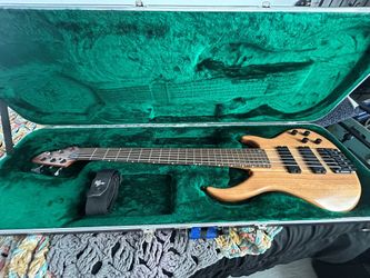 Peavy 6-String Bass With OEM Hard Case (NO TRADES)