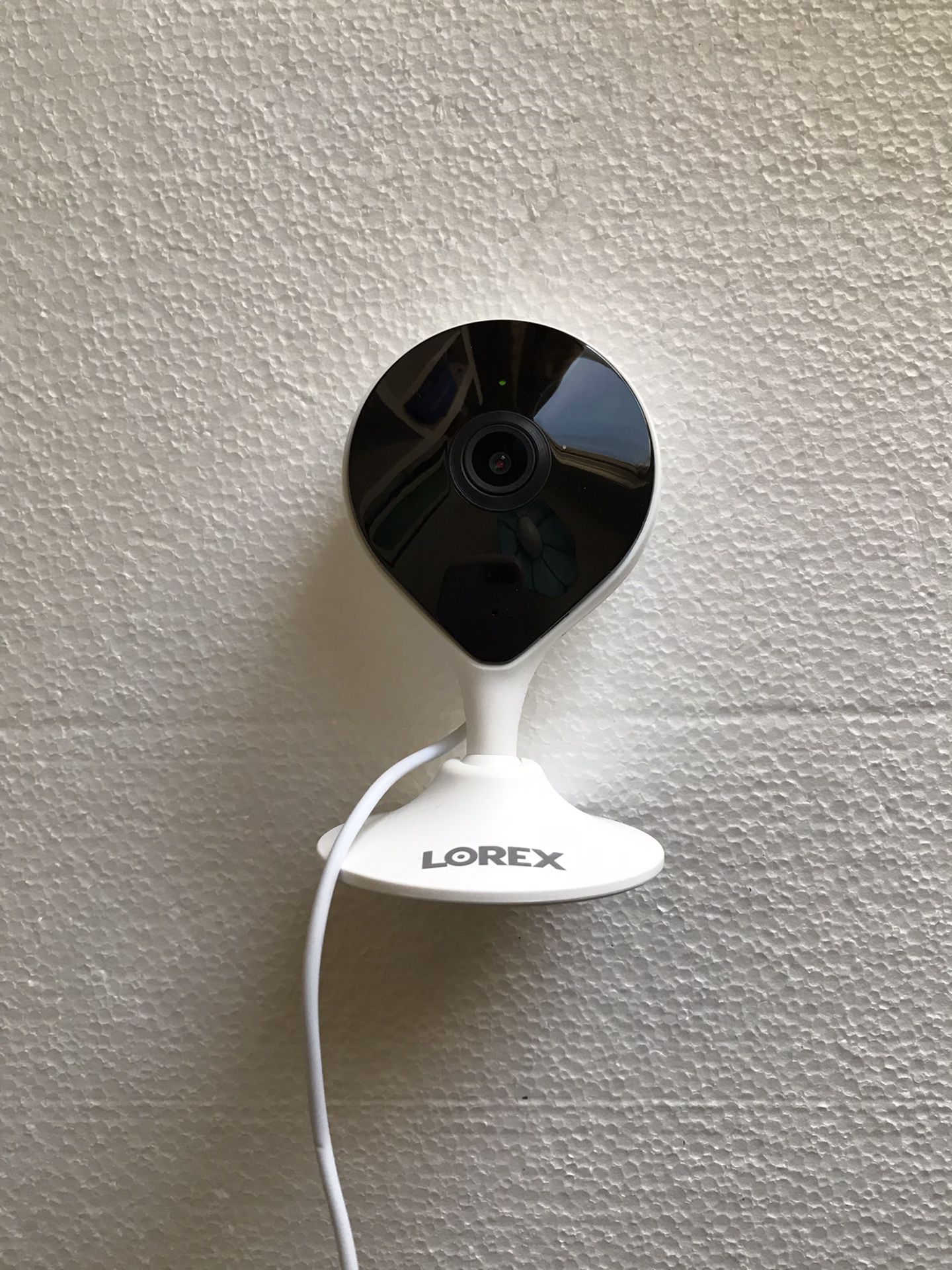 Lorex 1080p Full HD Smart Indoor Wi-Fi Security Camera