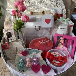 Extra-large round Valentine’s box, full and beautifully arranged. Ready to gift.