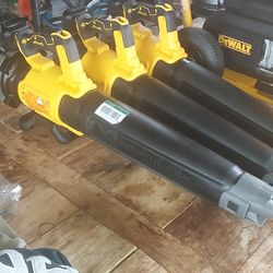 DEWALT
20V MAX 125 MPH 450 CFM
Brushless Cordless Handheld
Leaf Blower with Concentrator
Nozzle (Tool Only)