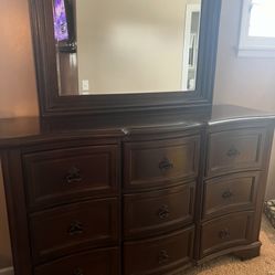Dresser With Mirror