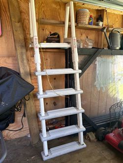 Above ground pool ladder