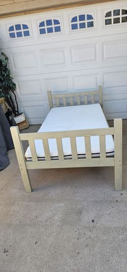 ** Solid Wooden Twin Bed**