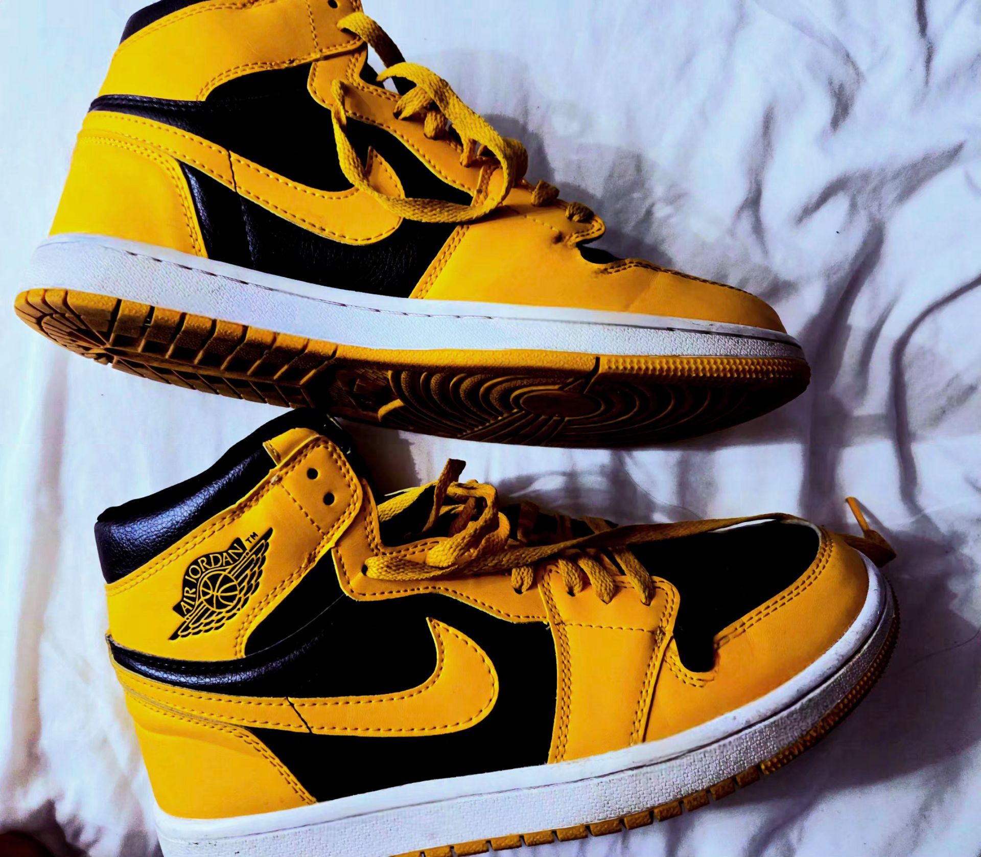 Jordan 1s size 8.5 mens /10 womens