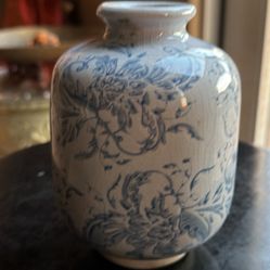 Vintage Oriental White Blue 6" Vase Urn flowers Beautiful Crackle Glaze