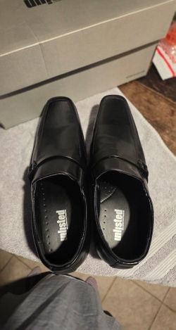 New in box mens size 11 black dress shoes