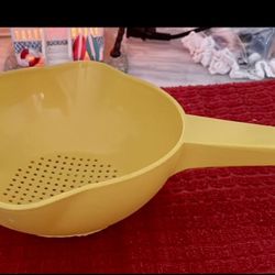 Vintage Tupperware 8” Colander